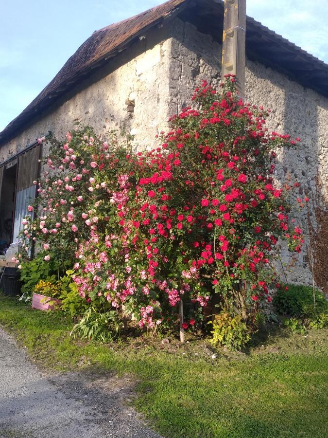 Maison De Campagne A La Ferme Pillac Exterior foto